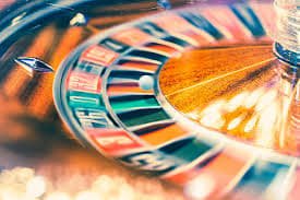 Người dùng Việt Nam chơi game slot online trên điện thoại thông minh